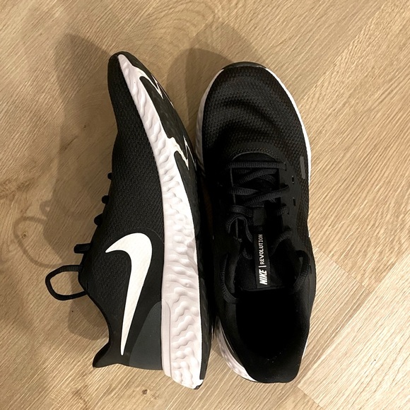 Men’s Nike Revolution 5 Running Shoe - Picture 2 of 4
